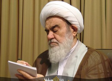 توصیفات قرآن کریم درباره پیامبر اکرم (ص) حاکی از عظمت حقیقیّۀ آن وجود مقدّس است توصیفات قرآن کریم درباره پیامبر اکرم (ص) حاکی از عظمت حقیقیّۀ آن وجود مقدّس است