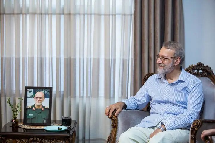 تصویر علی لاریجانی در دیدار با خانوادههای شهیدان محرابی و شادمانی 2