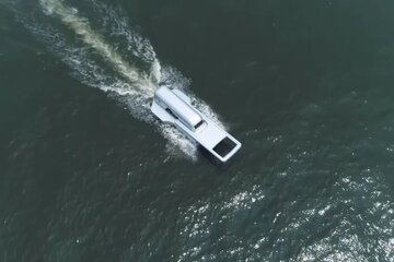 قایقی شبیه به زیپ ژاپنی دریا را میشکافد / عکس