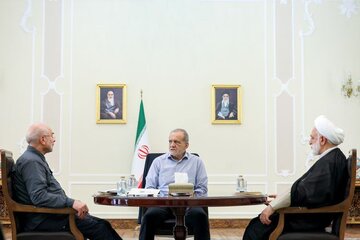 برگزاری جلسه سران قوا به میزبانی دولت / تیپ خاص پزشکیان در جلسه + تصویر