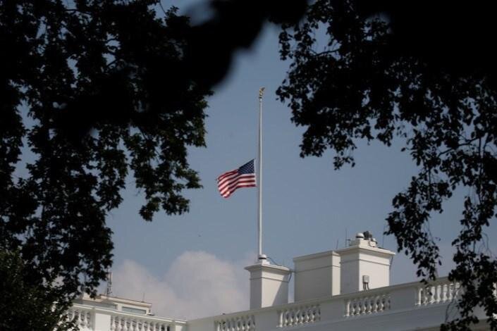 عکس | پرچم آمریکا به حالت نیمه افراشته درآمد؛ ماجرا چیست؛ مرگ ترامپ جدی است؟