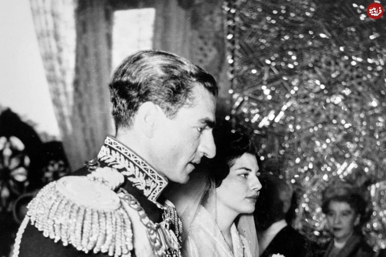 عکس | تصویری قدیمی از محمدرضا پهلوی و همسر دوم در حال ورود به محل برگزاری جشن عروسی در سال ۱۳۲۹