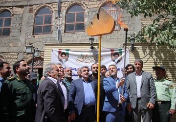 افتتاح واحد تولید فرآوردههای نفتی در آرادان افتتاح واحد تولید فرآوردههای نفتی در آرادان