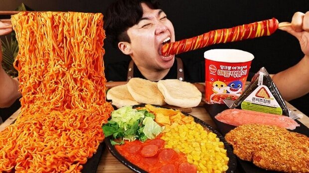 جنونِ «خوردن» در فضای مجازی/ دلایل اعتیاد به تماشای برنامه فودبلاگرها چیست؟