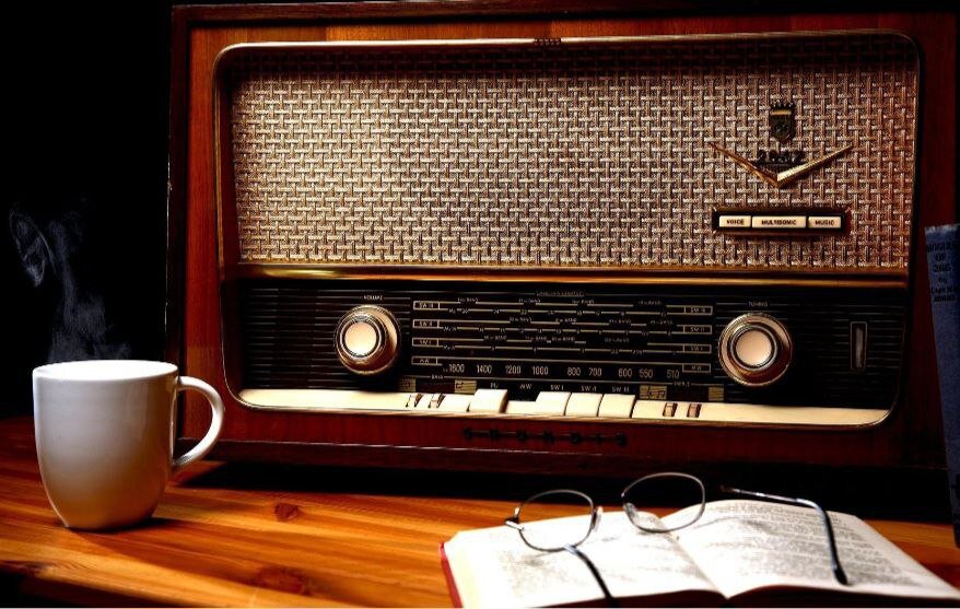 عطر یاس در هوای صدا/ رادیوها با دهها برنامه آیینی به استقبال روز مادر رفتند