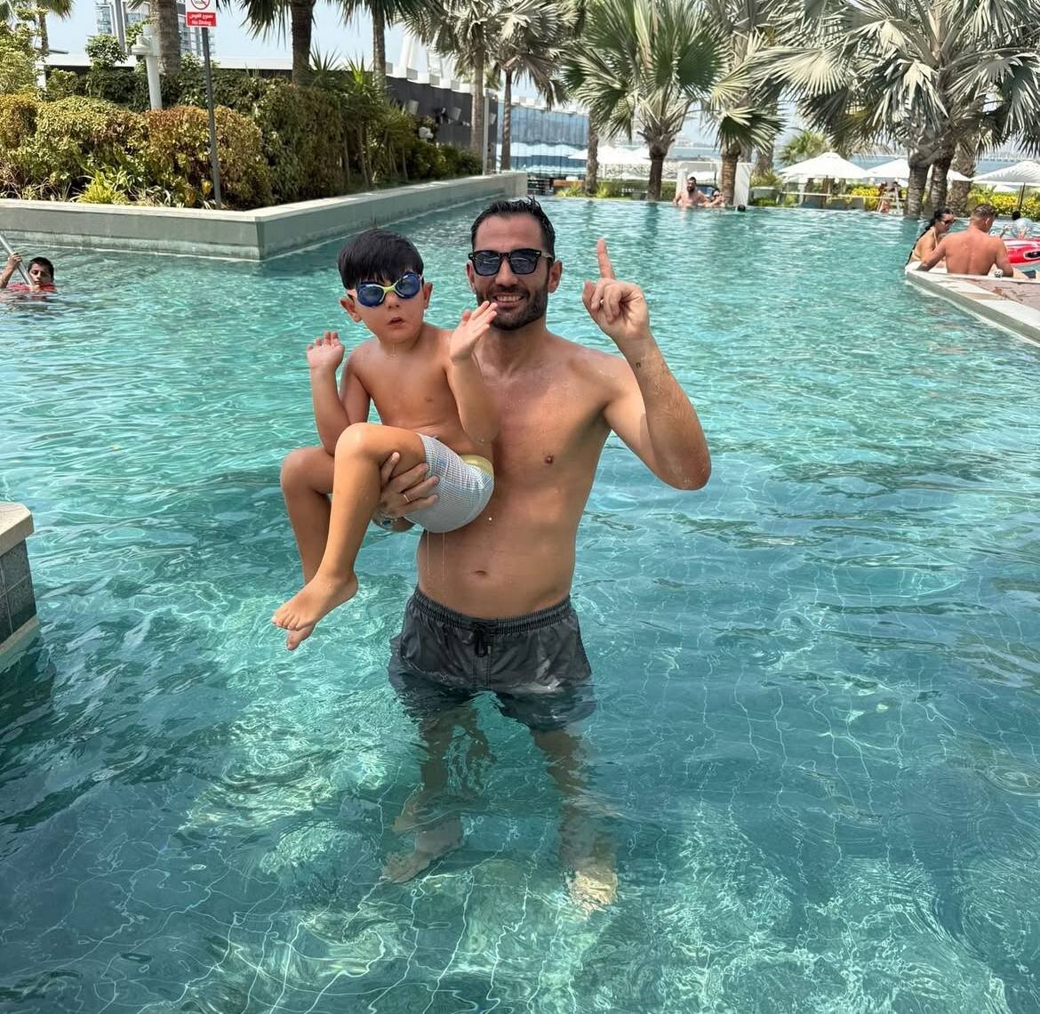 عکس | سفر خانوادگی بمب تابستانی استقلال به دبی