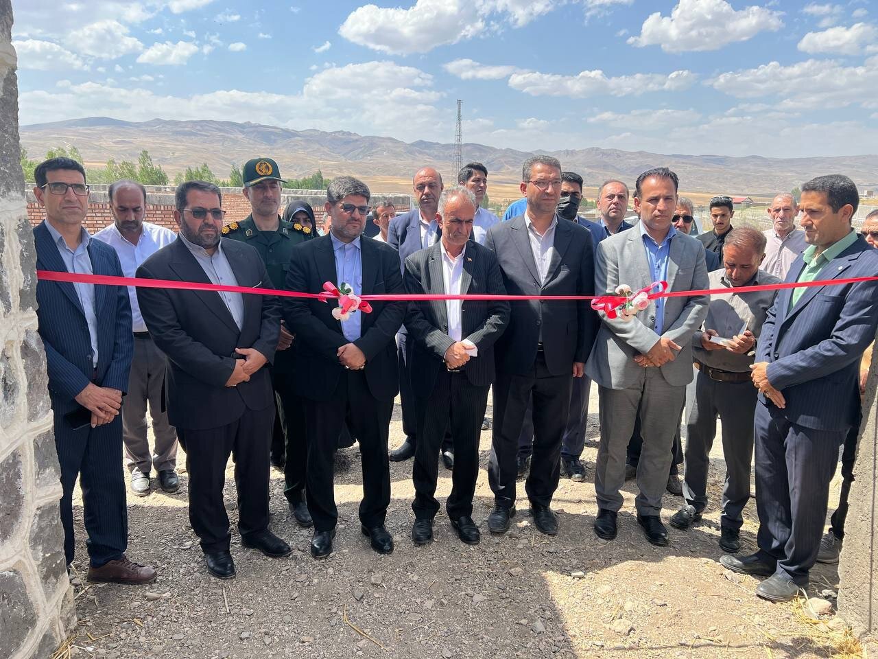 استاندار آذربایجانغربی در فضای صمیمی، دو واحد تولیدی در مهاباد افتتاح کرد