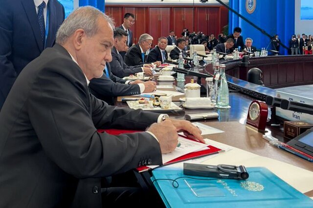 تصویری از امضای اسناد اجلاس سران شانگهای توسط پزشکیان