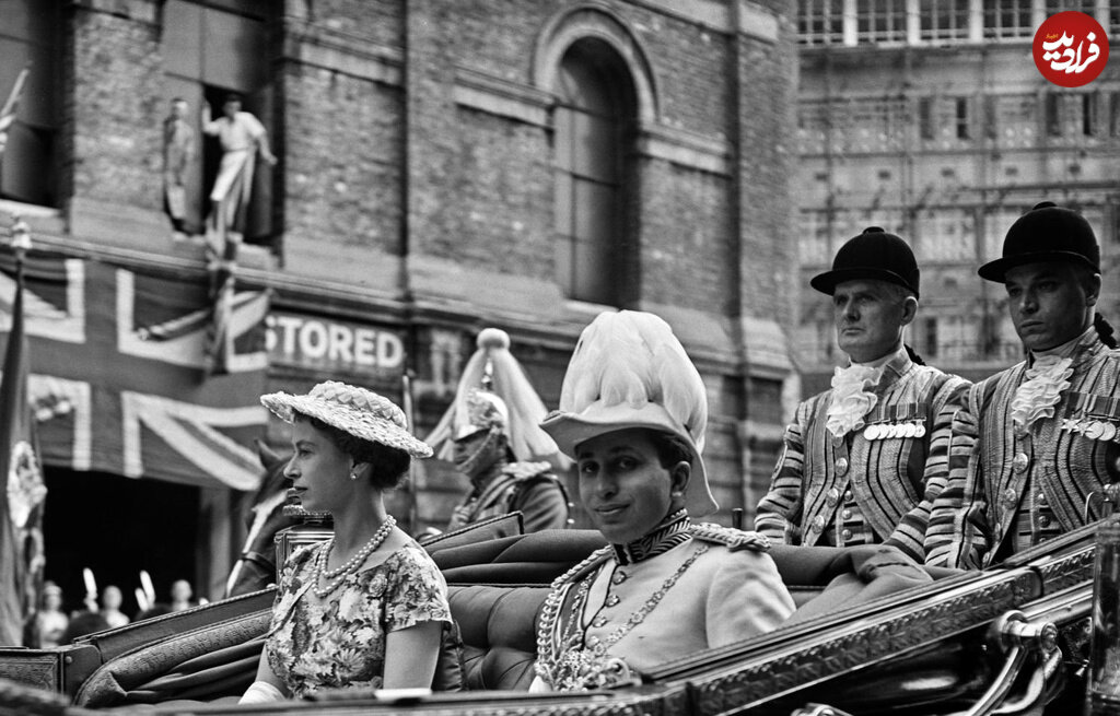 عکس/ آخرین پادشاه عراق در کنار ملکه الیزابت، سال ۱۳۳۵