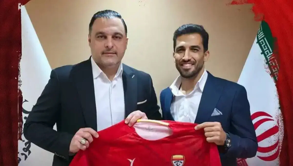 عکس| پیراهن خاص فولاد به وحید امیری رسید