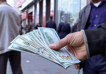 گزارشی از وضعیت خرید و فروش دلار در بازار آزاد / قیمتها چه تغییری کرد؟