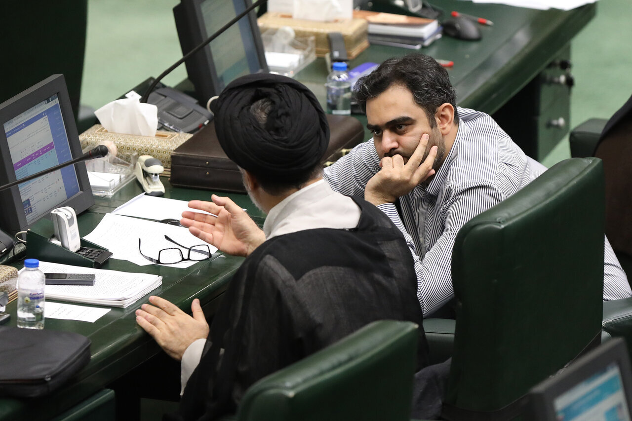 تندروها در صحن علنی مجلس چه می کنند؟/ تصاویری متفاوت از رسایی، ثابتی و نبویان در بهارستان