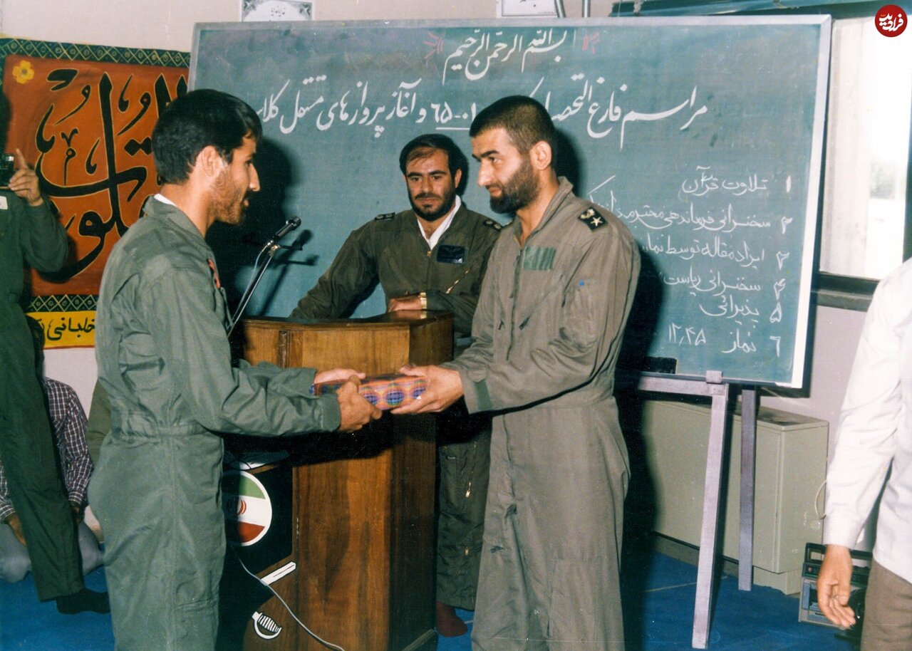 عکس/ سرلشکر بابایی در مراسم فارغالتحصیلی دانشجویان خلبانی؛ دهه ۶۰