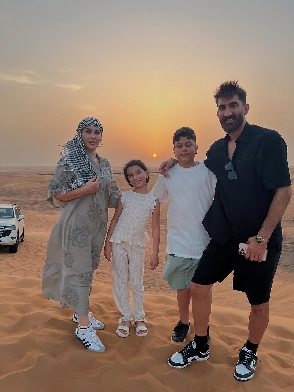 عکس | بیرانوند و خانواده در کویر دبی؛ دروازهبان تراکتور در کنار همسر و فرزندان