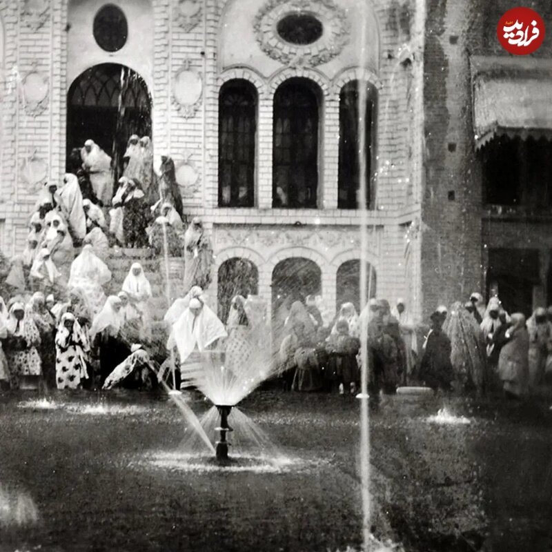 عکس/ زنان ناصرالدین شاه در کنار حوض و فواره حیاط اندرونی