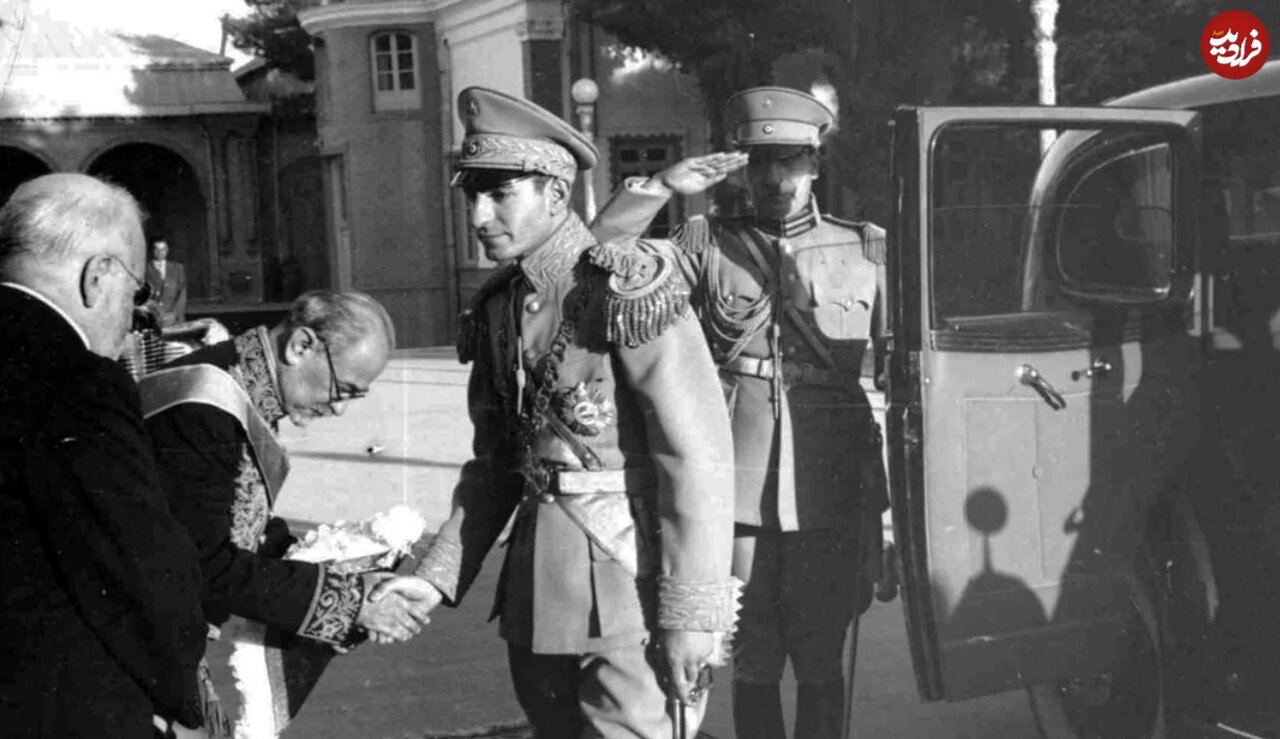 عکس | تصویری از محمدرضا پهلوی در نخستین روز سلطنت در ۲۵ شهریور ۱۳۲۰