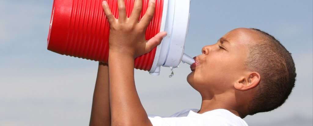 عطش هوش مصنوعی / یک بطری آب برای یک چت کوتاه با «ChatGPT»