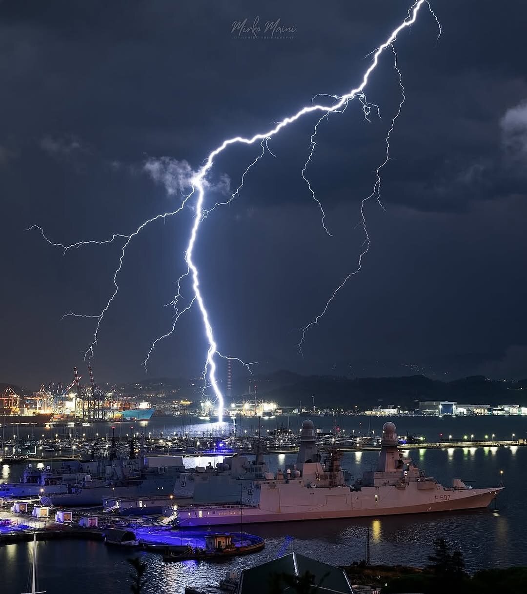 عکس | تصویری تماشایی از برخورد یک صاعقه در لیگوریا ـ ایتالیا