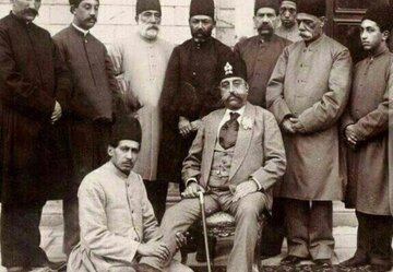 خاطرات مظفرالدین‌شاه: عکاس‌باشی سینموفتگراف [دوربین فیلمبرداری] حاضر کرده بود