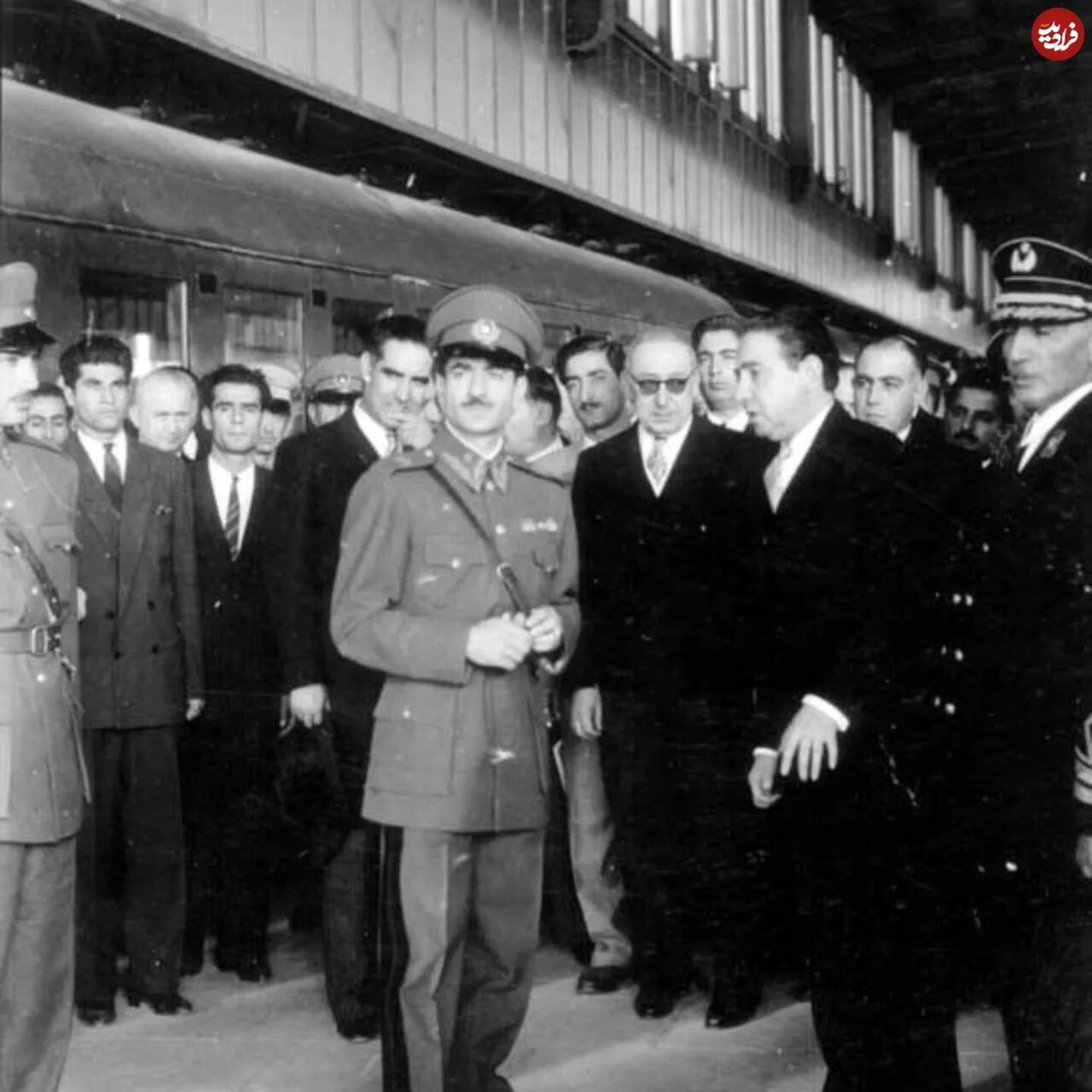 عکس | تصویری نادر از محمدرضا پهلوی با سبیل؛ در جریان یک بازدید در اوایل دهه ۲۰