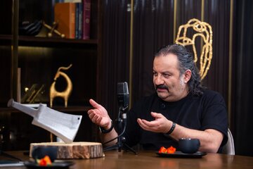 مهراب قاسم‌خانی: خانم‌ها حق نداشتند موز و خیار دست بگیرند!