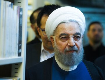 اسناد فرماندهی حسن روحانی بر پدافند هوایی به کتابخانه ملی اهدا شد