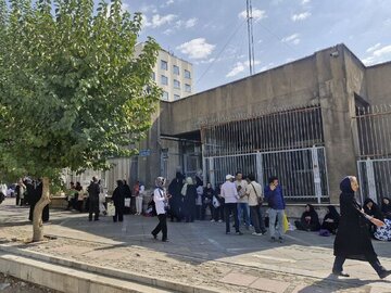 ماجرای ازدحام اتباع افغان در مقابل پلیس مهاجرت / عکس