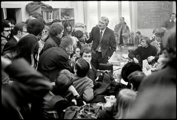 ایرانیان به اشتباه نام جدل را گفت و گو می گذارند / ضعف آگاهی ایرانیان، هر گفتوگویی را به مجادله می کشاند ایرانیان به اشتباه نام جدل را گفت و گو می گذارند / ضعف آگاهی ایرانیان، هر گفتوگویی را به مجادله می کشاند