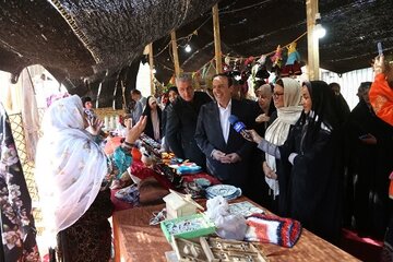 جشنواره لباس اقوام، فرصتی برای معرفی هنر زنان سرپرست خانوار است جشنواره لباس اقوام، فرصتی برای معرفی هنر زنان سرپرست خانوار است