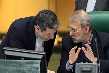 عکس ویژه از دست دادن عراقچی و لاریجانی