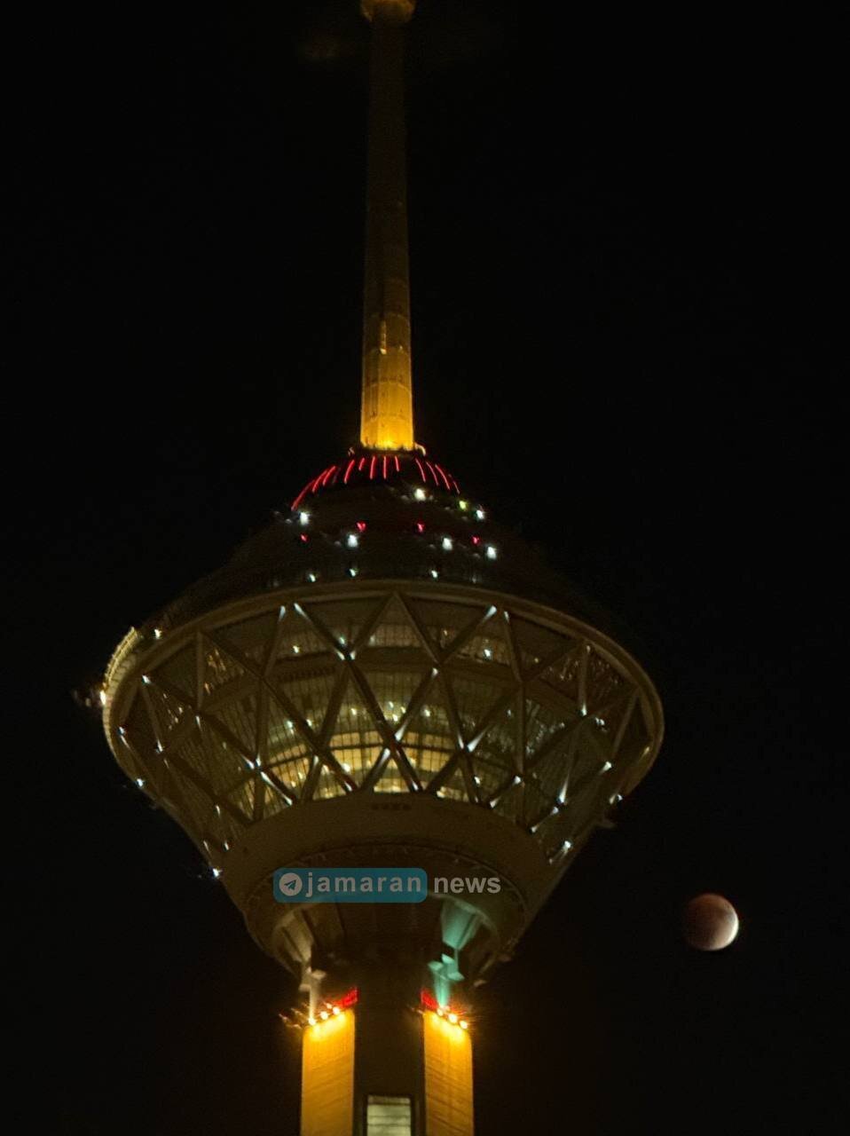 عکس | لحظه ماهگرفتگی کنار برج میلاد