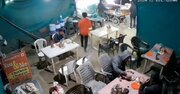 ببینید | لحظه دلخراش زیر گرفتن مشتریان توسط خودروی سواری داخل رستوران!
