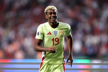 عکس | دورهمی خانوادگی یامال در مراسم توپ طلا! عکس | دورهمی خانوادگی یامال در مراسم توپ طلا!