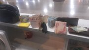 کاری که کارگر فرودگاه با کیف میلیاردی انجام داد/ عکس