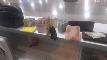 کاری که کارگر فرودگاه با کیف میلیاردی انجام داد / عکس
