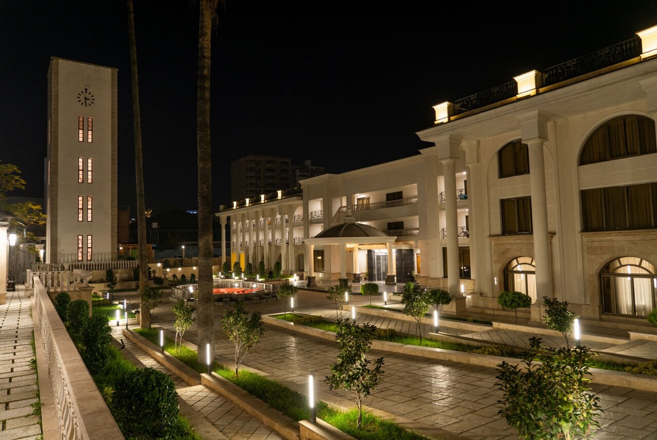 محوطه هتل برج ساعت