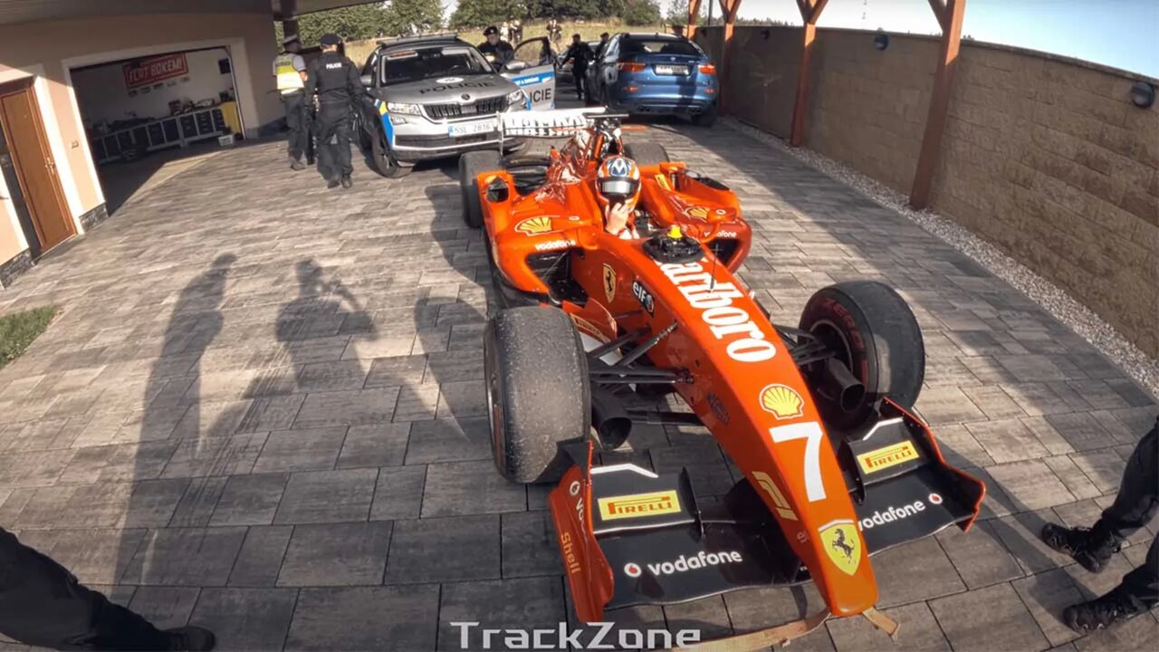 دستگیری مردی که شش سال با خودروی فرمول یک در جادهها رانندگی میکرد!