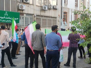تصاویری از تجمع کم تعداد تندروها علیه توافق با آژانس / کنایه به دبیر شورای عالی امنیت ملی، مقابل دبیرخانه شورا!