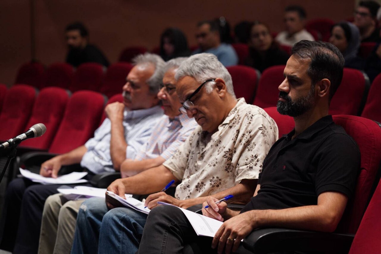 مادرها و پدرهایی تا آخرین لحظه از جوانان خود حمایت میکنند