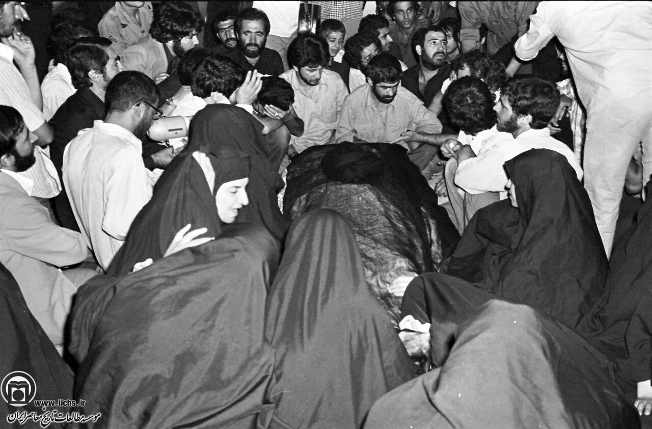 گزارش لحظه به لحظه از تشییع پیکر آیتالله طالقانی/ صدها نفر از هوش رفتند و گروهی زیر دست و پا مجروح شدند + عکس