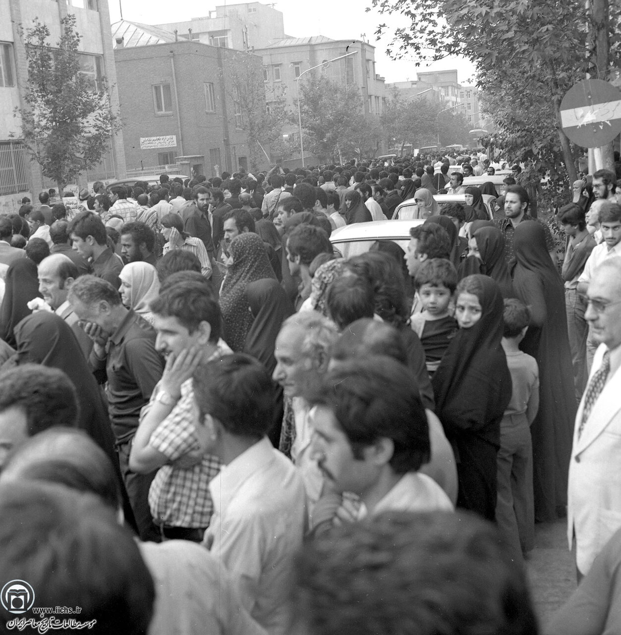 گزارش لحظه به لحظه از تشییع پیکر آیتالله طالقانی/ صدها نفر از هوش رفتند و گروهی زیر دست و پا مجروح شدند + عکس