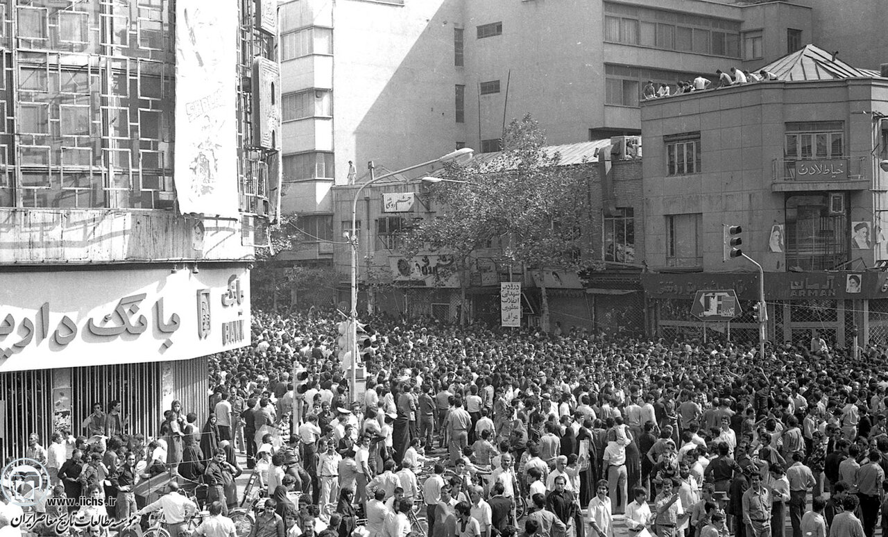 گزارش لحظه به لحظه از تشییع پیکر آیتالله طالقانی/ صدها نفر از هوش رفتند و گروهی زیر دست و پا مجروح شدند + عکس