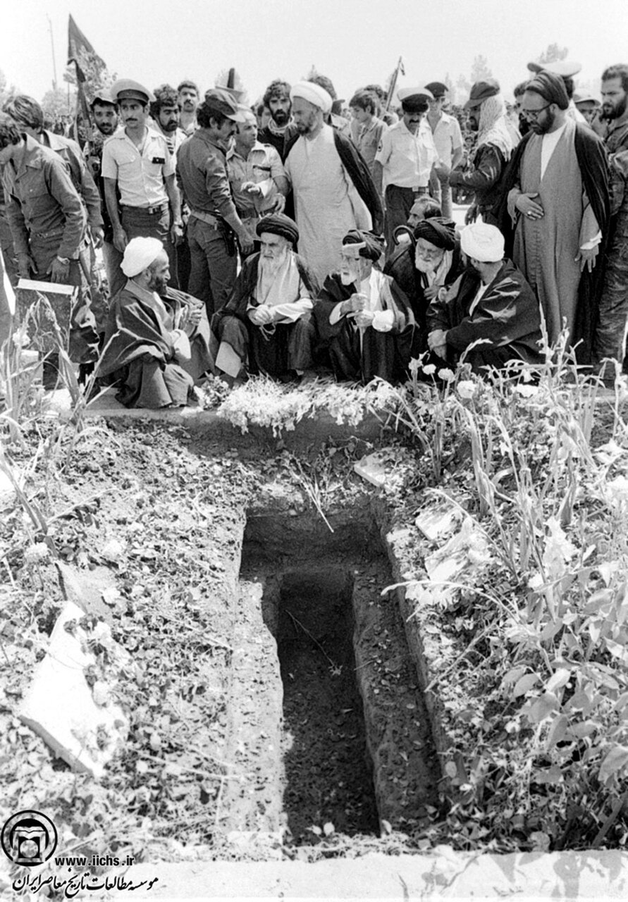 گزارش لحظه به لحظه از تشییع پیکر آیتالله طالقانی/ صدها نفر از هوش رفتند و گروهی زیر دست و پا مجروح شدند + عکس