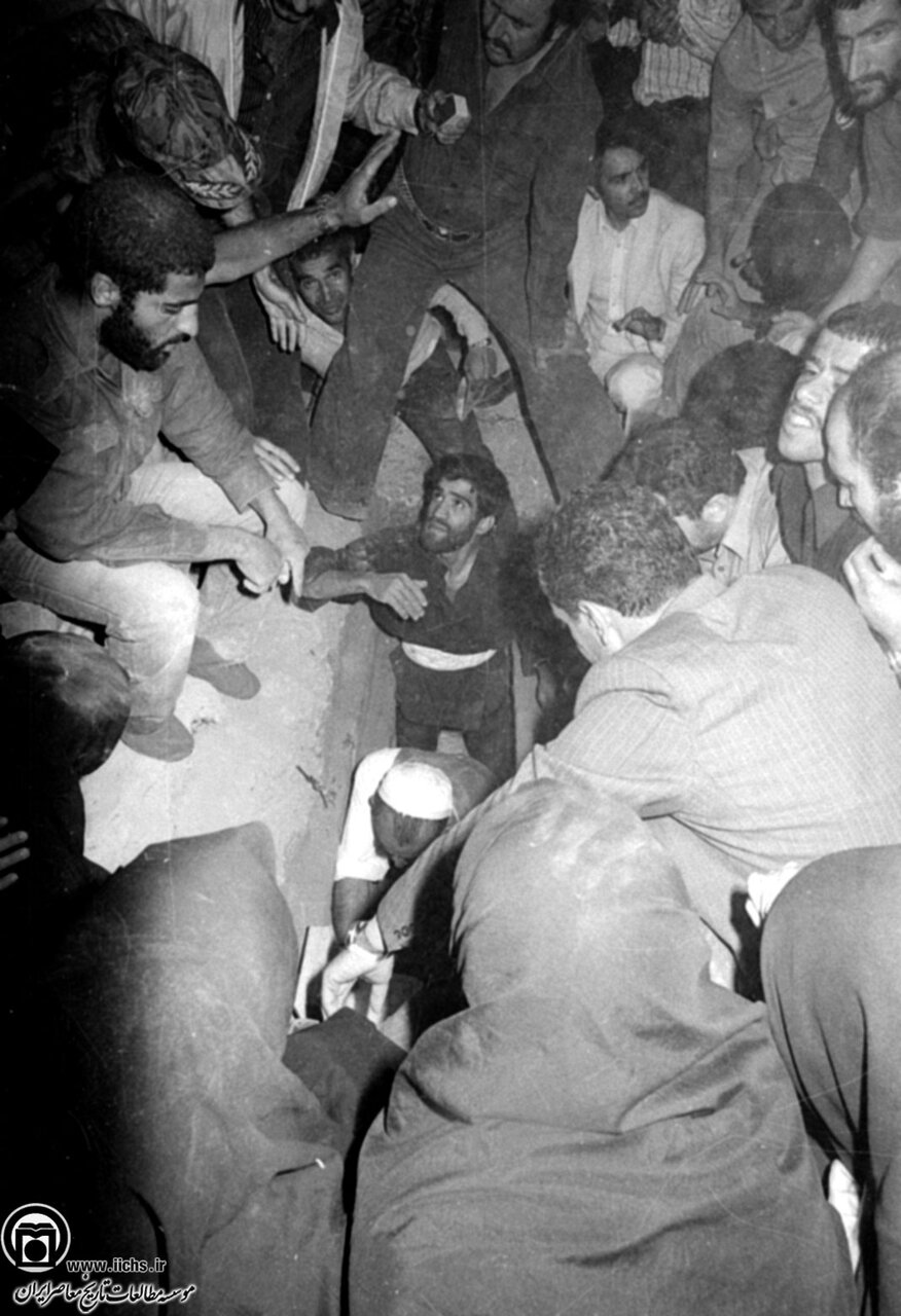 گزارش لحظه به لحظه از تشییع پیکر آیتالله طالقانی/ صدها نفر از هوش رفتند و گروهی زیر دست و پا مجروح شدند + عکس