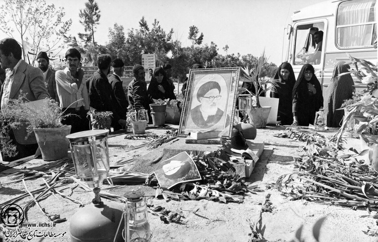 گزارش لحظه به لحظه از تشییع پیکر آیتالله طالقانی/ صدها نفر از هوش رفتند و گروهی زیر دست و پا مجروح شدند + عکس