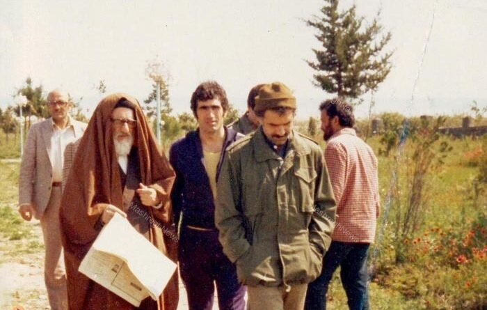 عکس/ آیتالله طالقانی همراه با یکی از فرزندانش