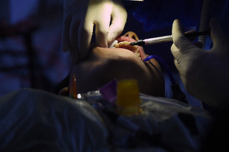 از توزیع ۶۵۰۰ بسته لوازمالتحریر تا حضور ۷۵ دندانپزشک جهادی / دکتر عبدالملکی: «ما نوکر مردمیم، زکات علممان را در اختیارشان میگذاریم»