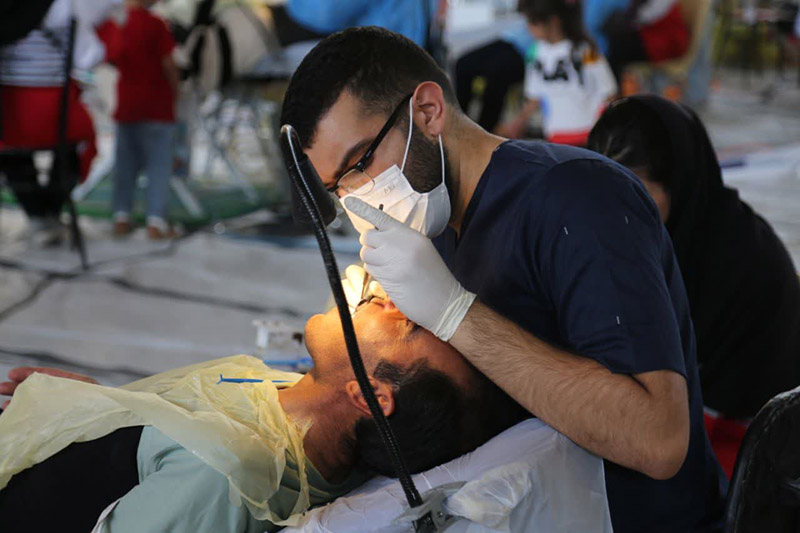 از توزیع ۶۵۰۰ بسته لوازمالتحریر تا حضور ۷۵ دندانپزشک جهادی / دکتر عبدالملکی: «ما نوکر مردمیم، زکات علممان را در اختیارشان میگذاریم»