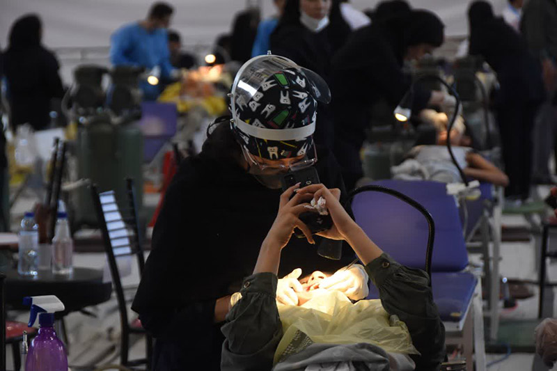 از توزیع ۶۵۰۰ بسته لوازمالتحریر تا حضور ۷۵ دندانپزشک جهادی / دکتر عبدالملکی: «ما نوکر مردمیم، زکات علممان را در اختیارشان میگذاریم»