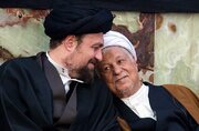 خاطرات هاشمی: حسن‌آقا خمینی ‌آمد، سه ماه با فرزند آقای نورمفیدی آفریقای جنوبی بوده‌اند؛ برای تقویت زبان انگلیسی کلاس می‌رفته‌اند
